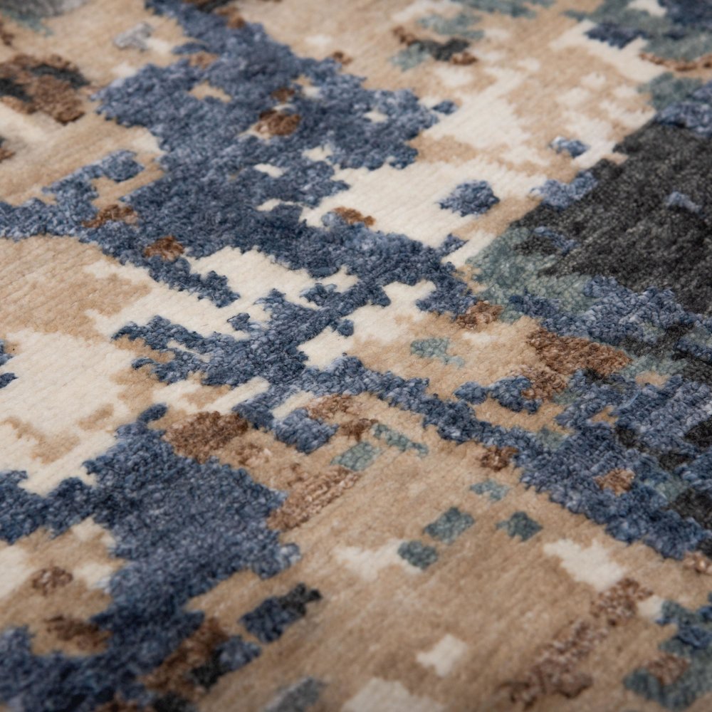 6' x 9' Cut Pile Hand Knotted Rug. Picture 3