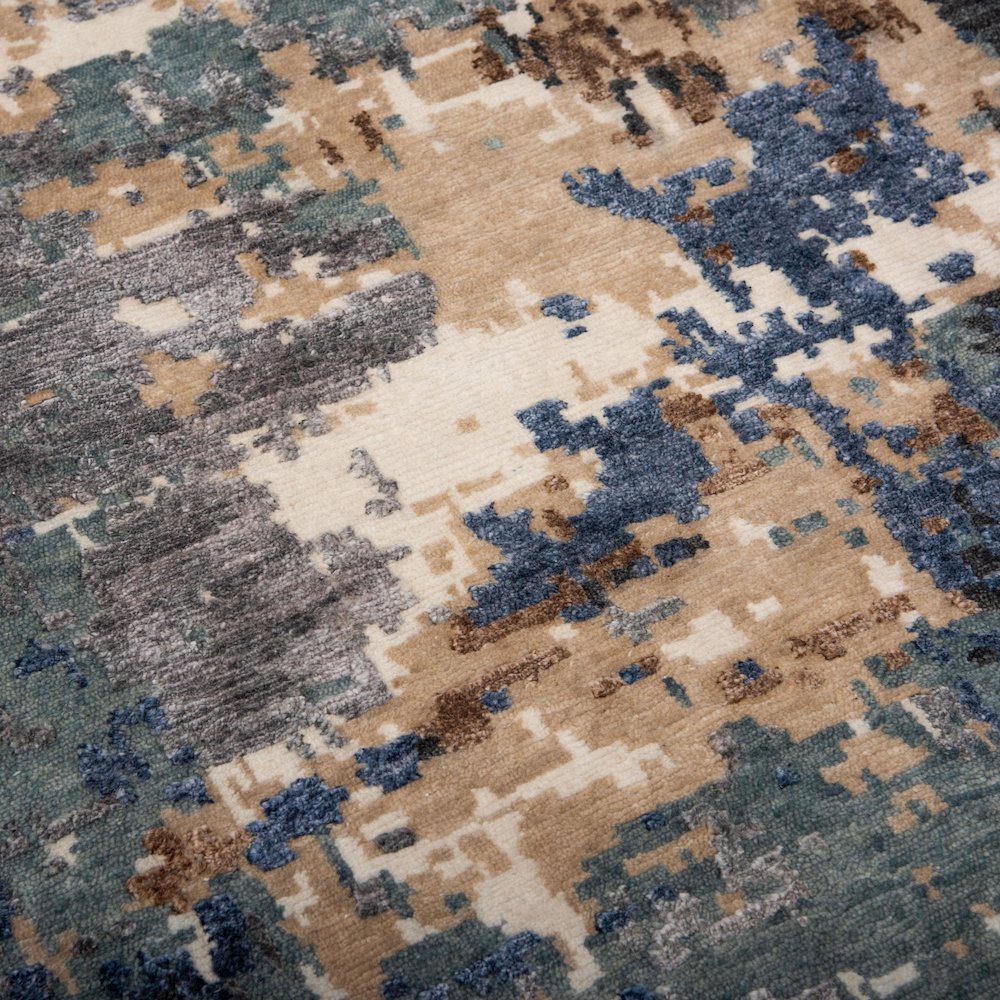 6' x 9' Cut Pile Hand Knotted Rug. Picture 5