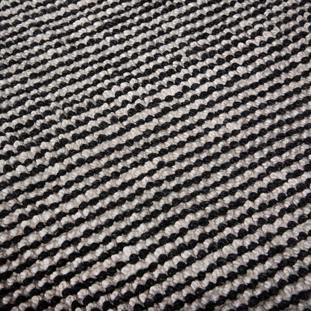 5' x 7'9" Loop Pile Hand Woven Rug. Picture 5