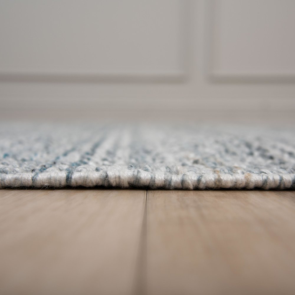 5' x 7'9" Loop Pile Hand Woven Rug. Picture 4