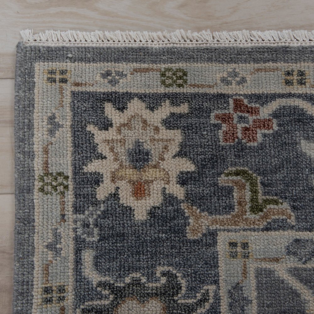 6' x 9' Cut Pile Hand Knotted Rug. Picture 3