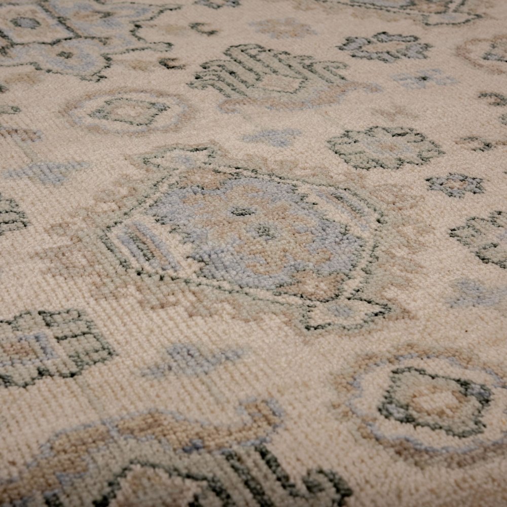 6' x 9' Cut Pile Hand Knotted Rug. Picture 3