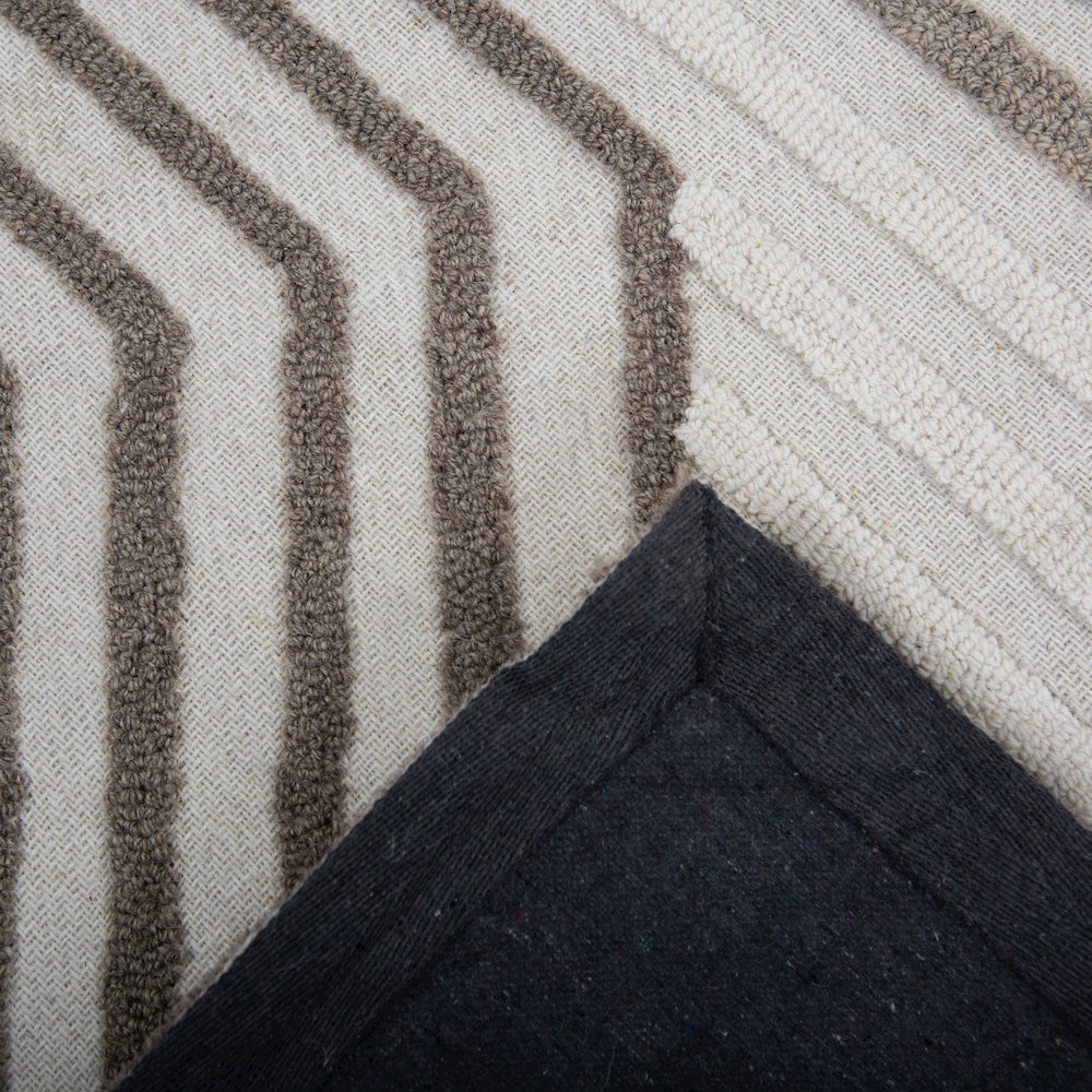 5' x 8' Hand-Tufted Rectangle Rug. Picture 2