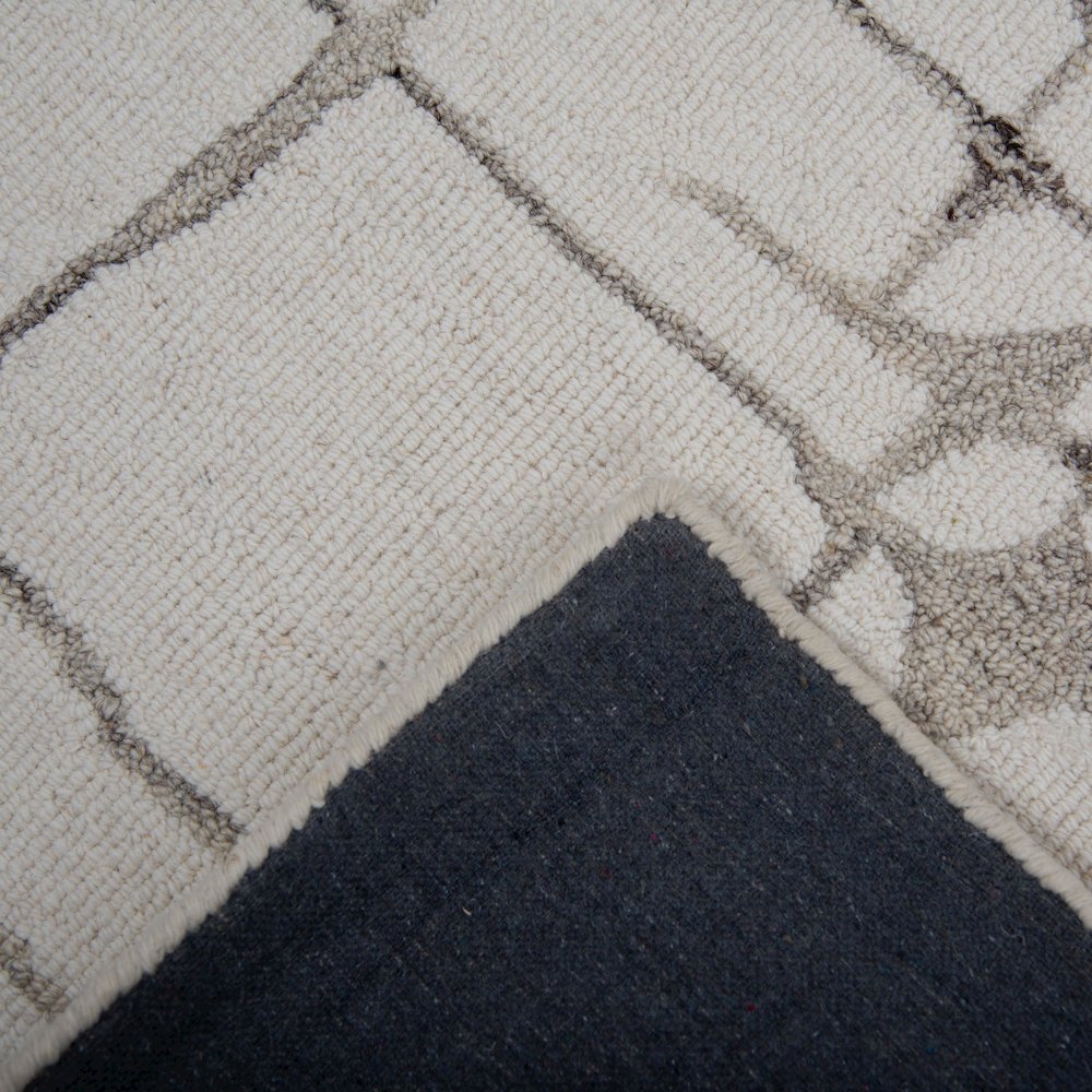 5' x 8' Hand-Tufted Rectangle Rug. Picture 2