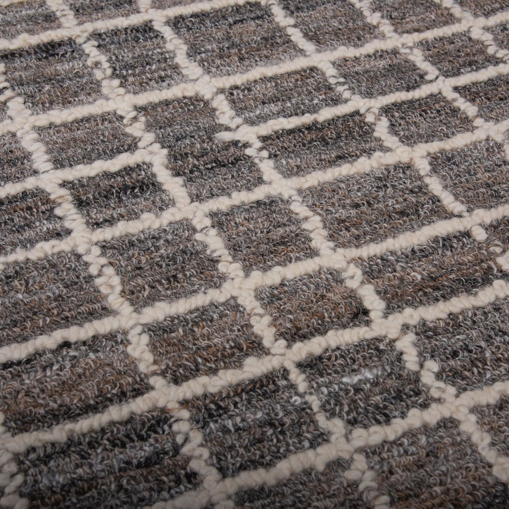 7'9" x 9'9" Loop Pile Hand Tufted Rug. Picture 5