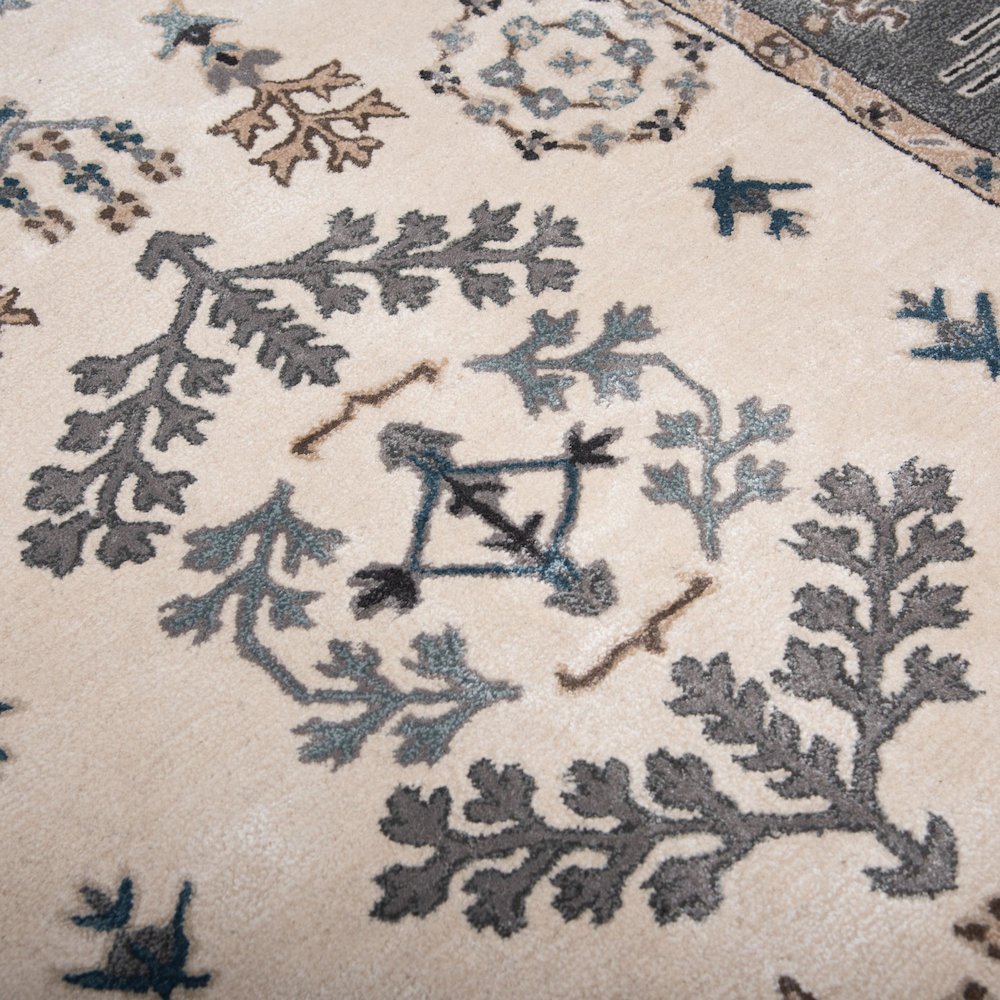 7'9" x 9'9" Cut Pile Hand Tufted Rug. Picture 3