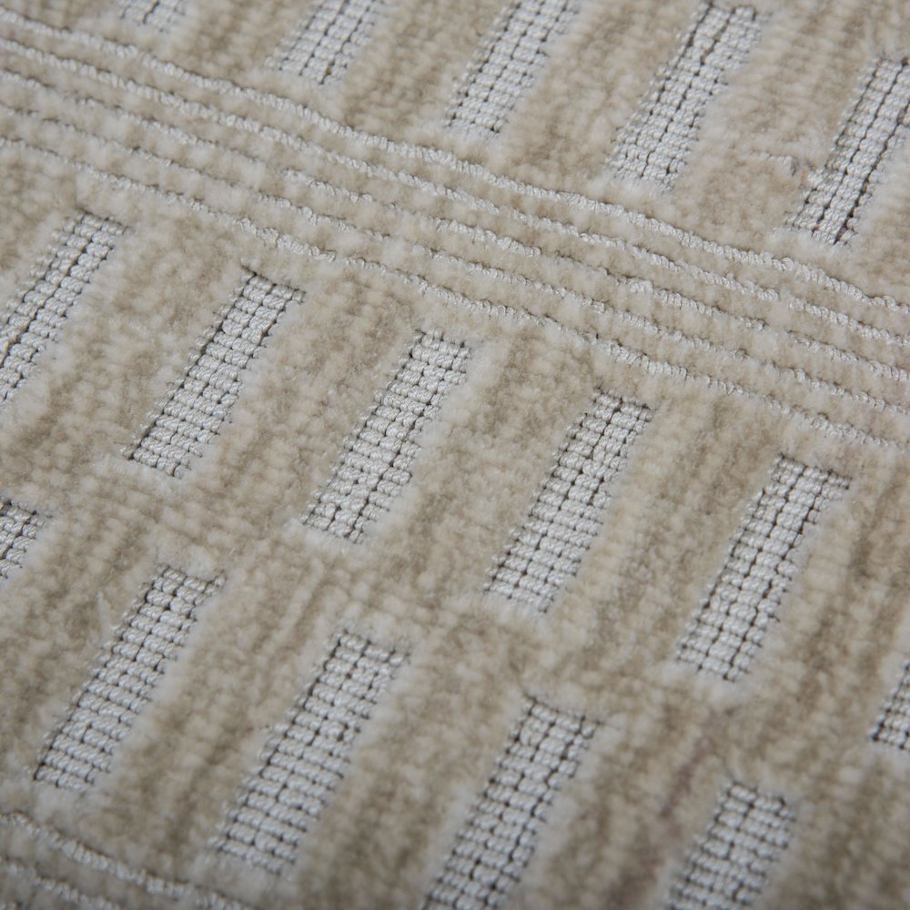 8' x 10' Cut High Low Pile Hand Loomed Rug. Picture 4