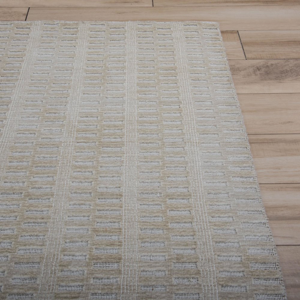8' x 10' Cut High Low Pile Hand Loomed Rug. Picture 8