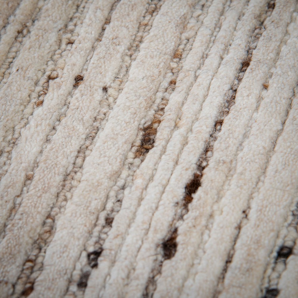 7'6" x 9'6" Cut High Low Pile Hand Loomed Rug. Picture 6