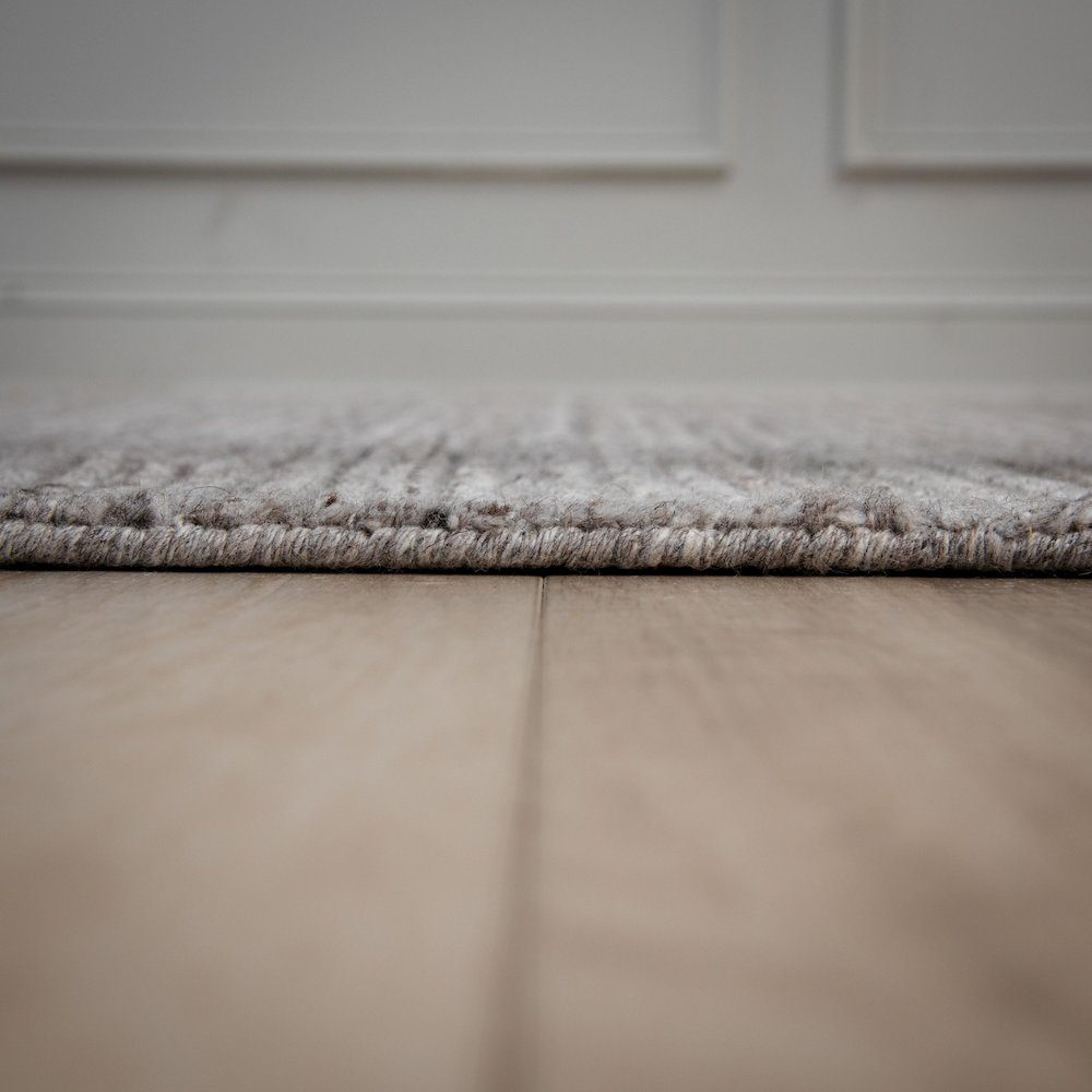 7'6" x 9'6" Cut High Low Pile Hand Loomed Rug. Picture 4