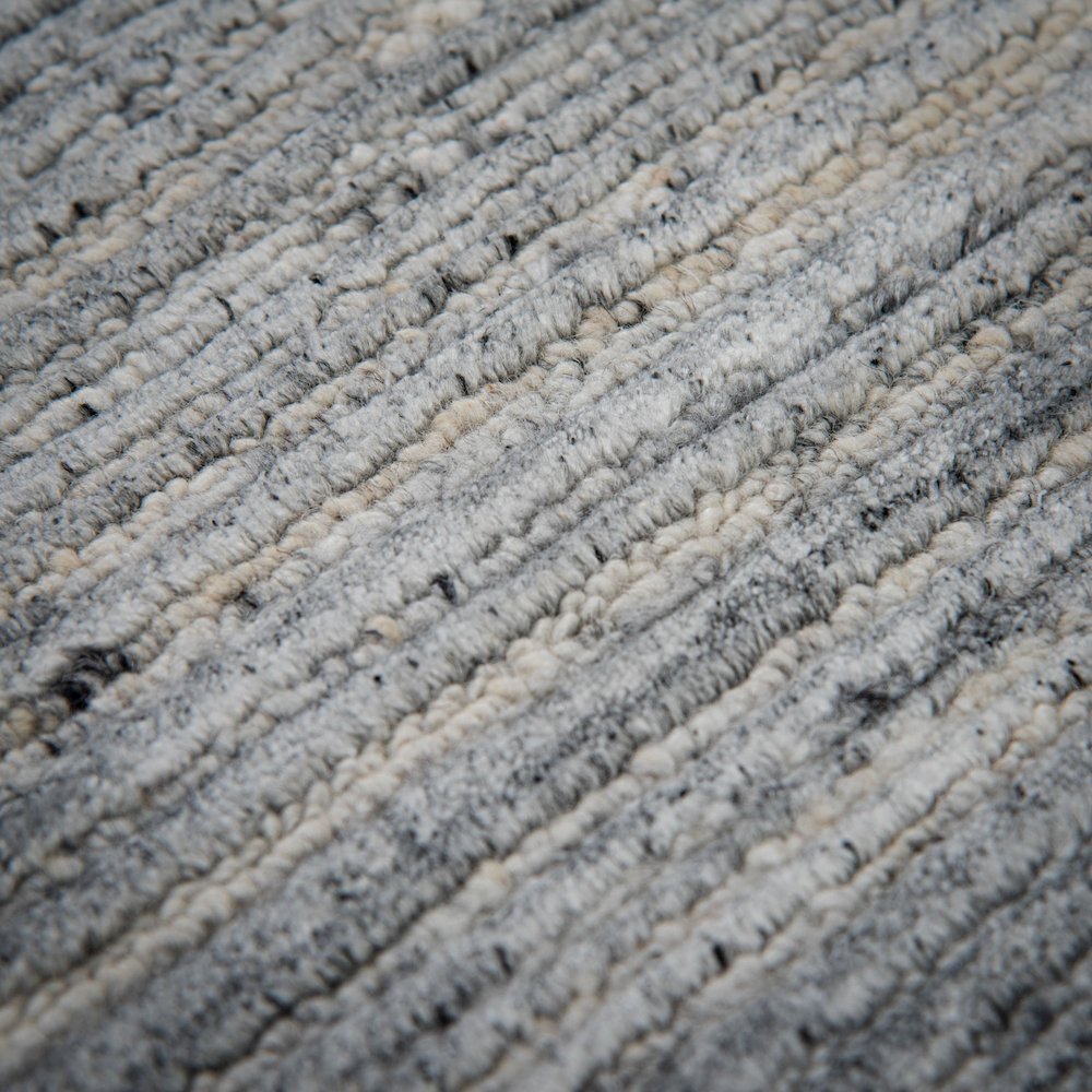 7'6" x 9'6" Cut High Low Pile Hand Loomed Rug. Picture 3