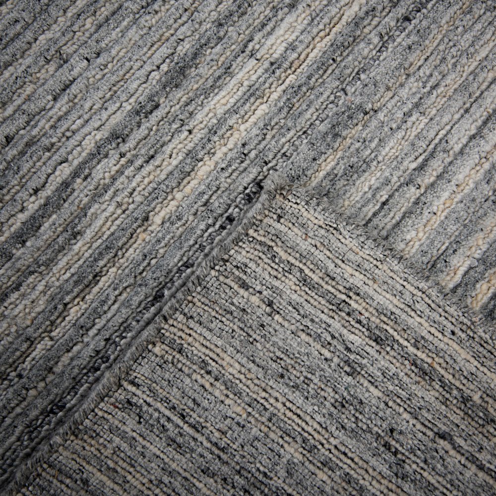 7'6" x 9'6" Cut High Low Pile Hand Loomed Rug. Picture 6