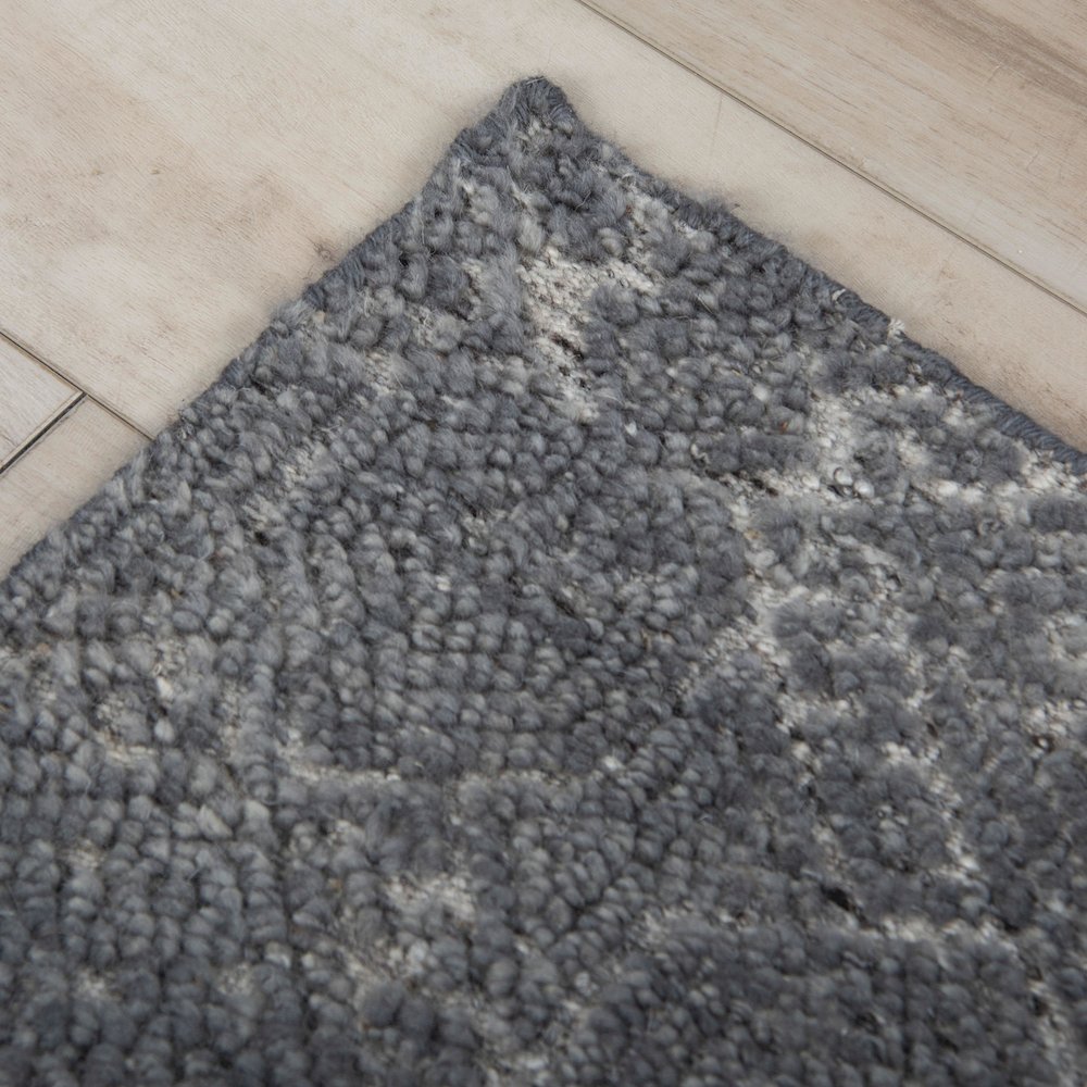 8' x 10' Cut Pile Hand Knotted Rug. Picture 7