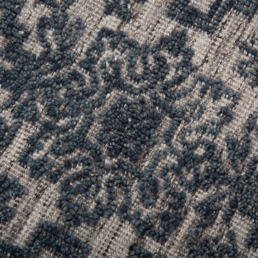 8' x 10' Cut Pile Hand Knotted Rug. Picture 3
