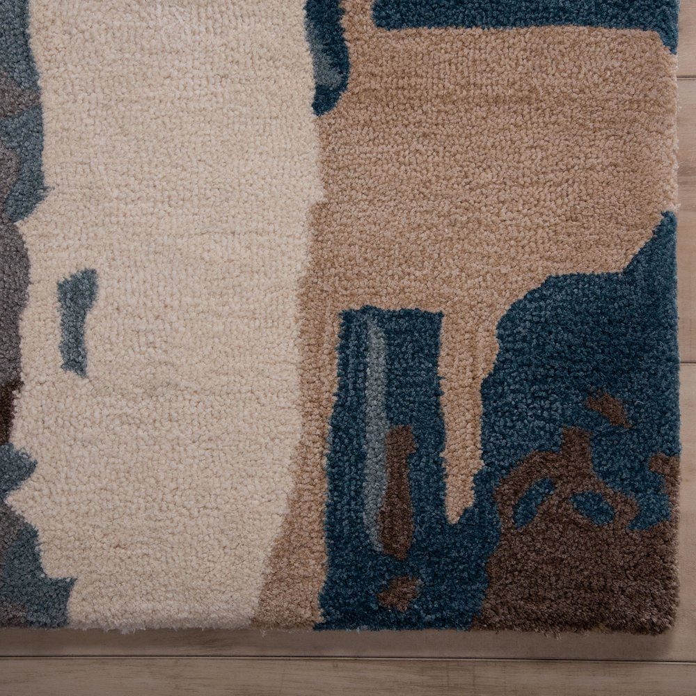 7'9" x 9'9" Cut Pile Hand Tufted Rug. Picture 2