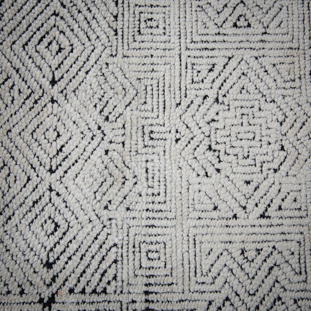 8' x 10' Cut Pile Hand Knotted Rug. Picture 5
