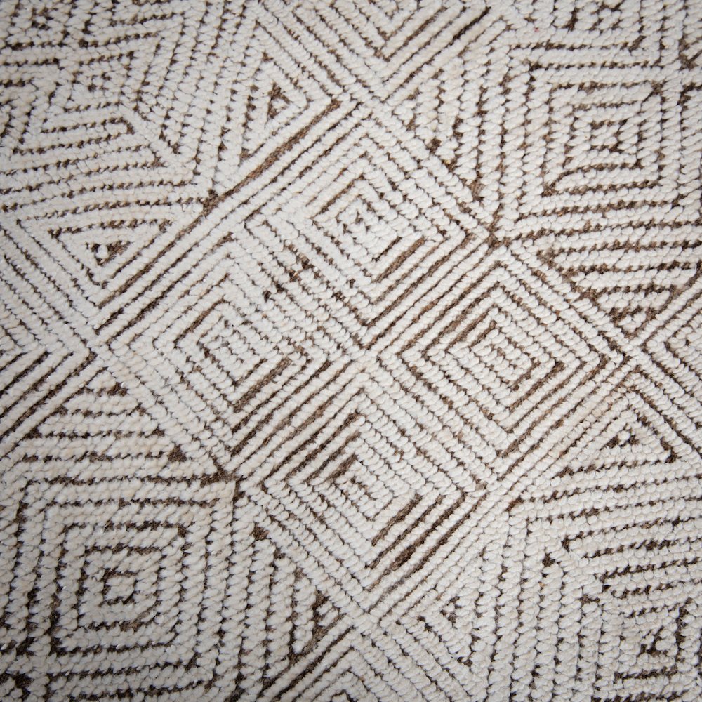 8' x 10' Cut Pile Hand Knotted Rug. Picture 6