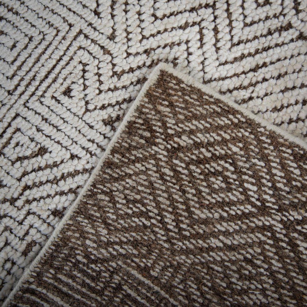 8' x 10' Cut Pile Hand Knotted Rug. Picture 7