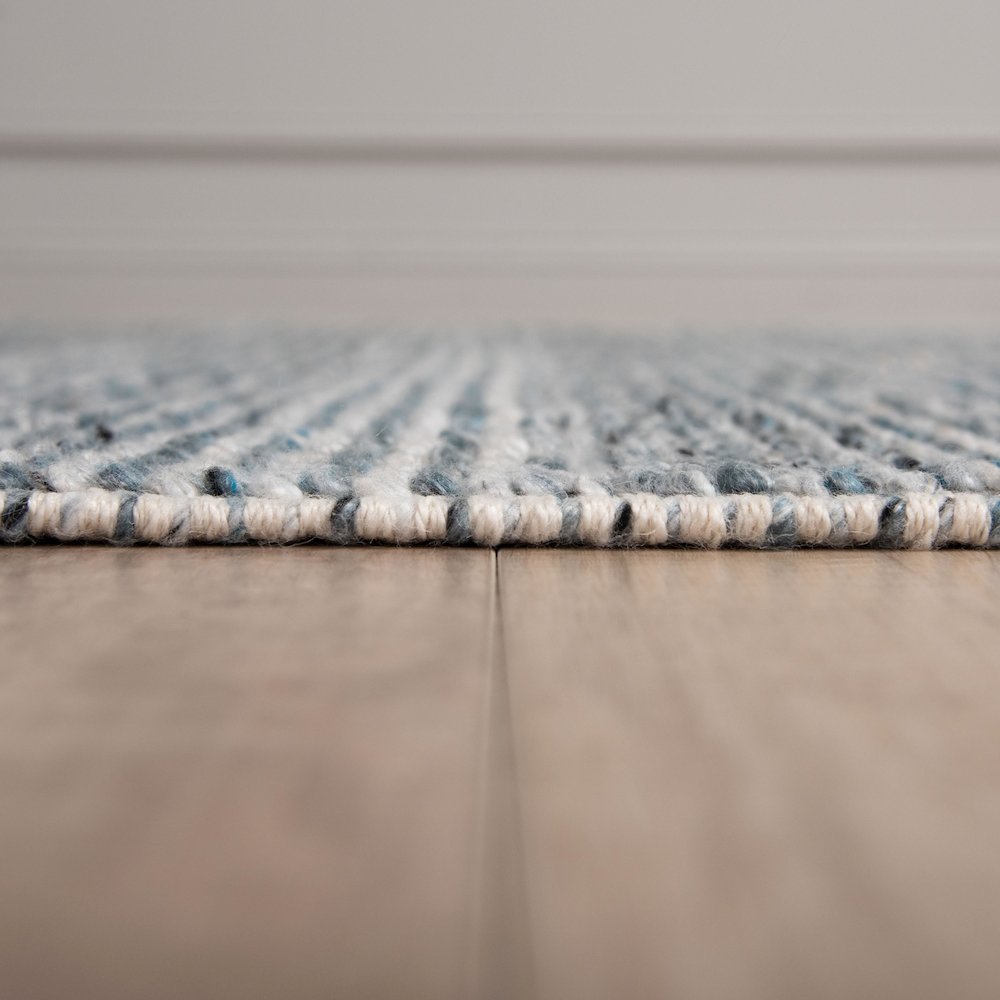 7'9" x 9'9" Loop Pile Hand Woven Rug. Picture 4