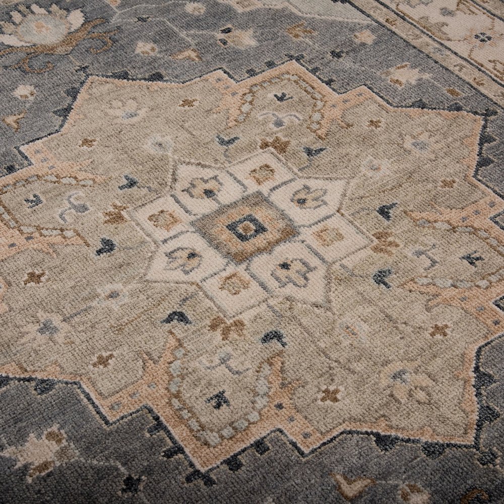 8' x 10' Cut Pile Hand Knotted Rug. Picture 3