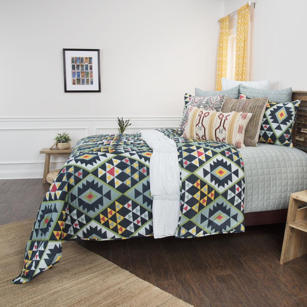 Rizzy Home 70" x 86" Quilt- BQ4618. Picture 5