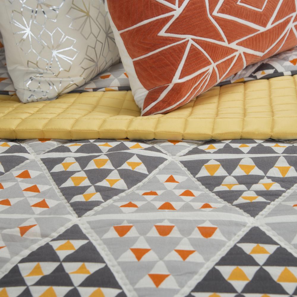 Rizzy Home 70" x 86" Quilt- BQ4621. Picture 7