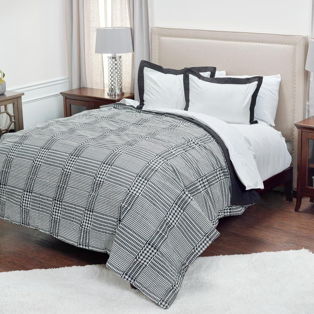 Rizzy Home 68" x 86" Comforter - BT1282. Picture 1