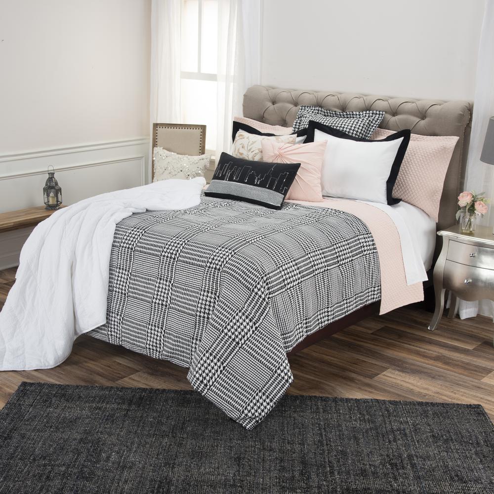 Rizzy Home 68" x 86" Comforter - BT1282. Picture 3