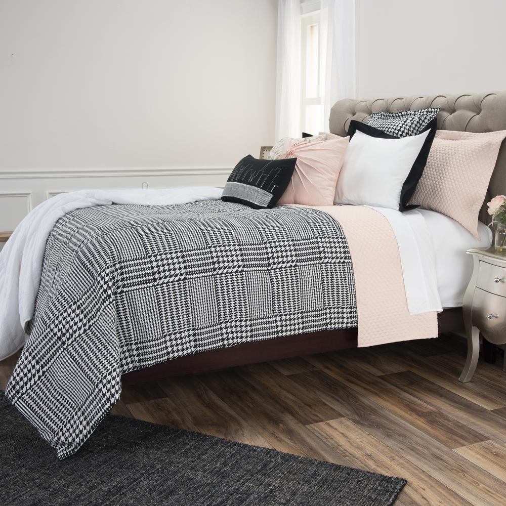 Rizzy Home 68" x 86" Comforter - BT1282. Picture 4
