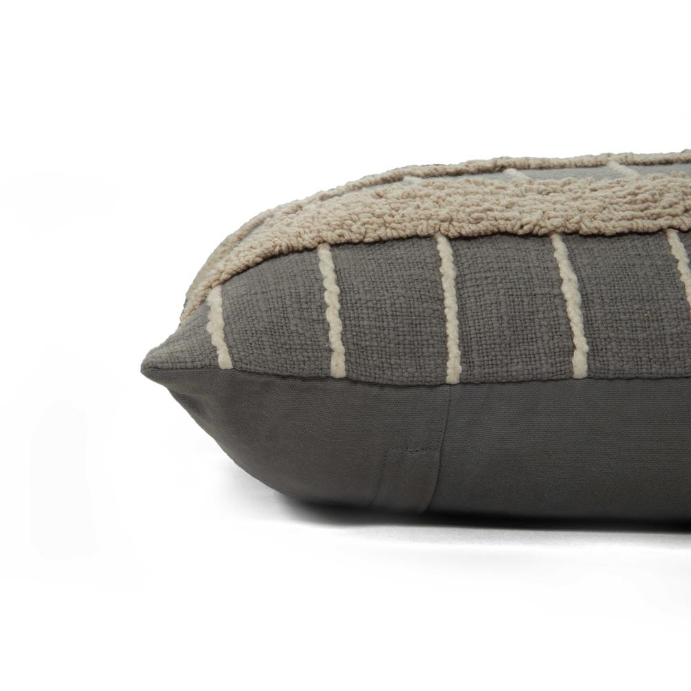 14"x26" indoor pillow. Picture 3