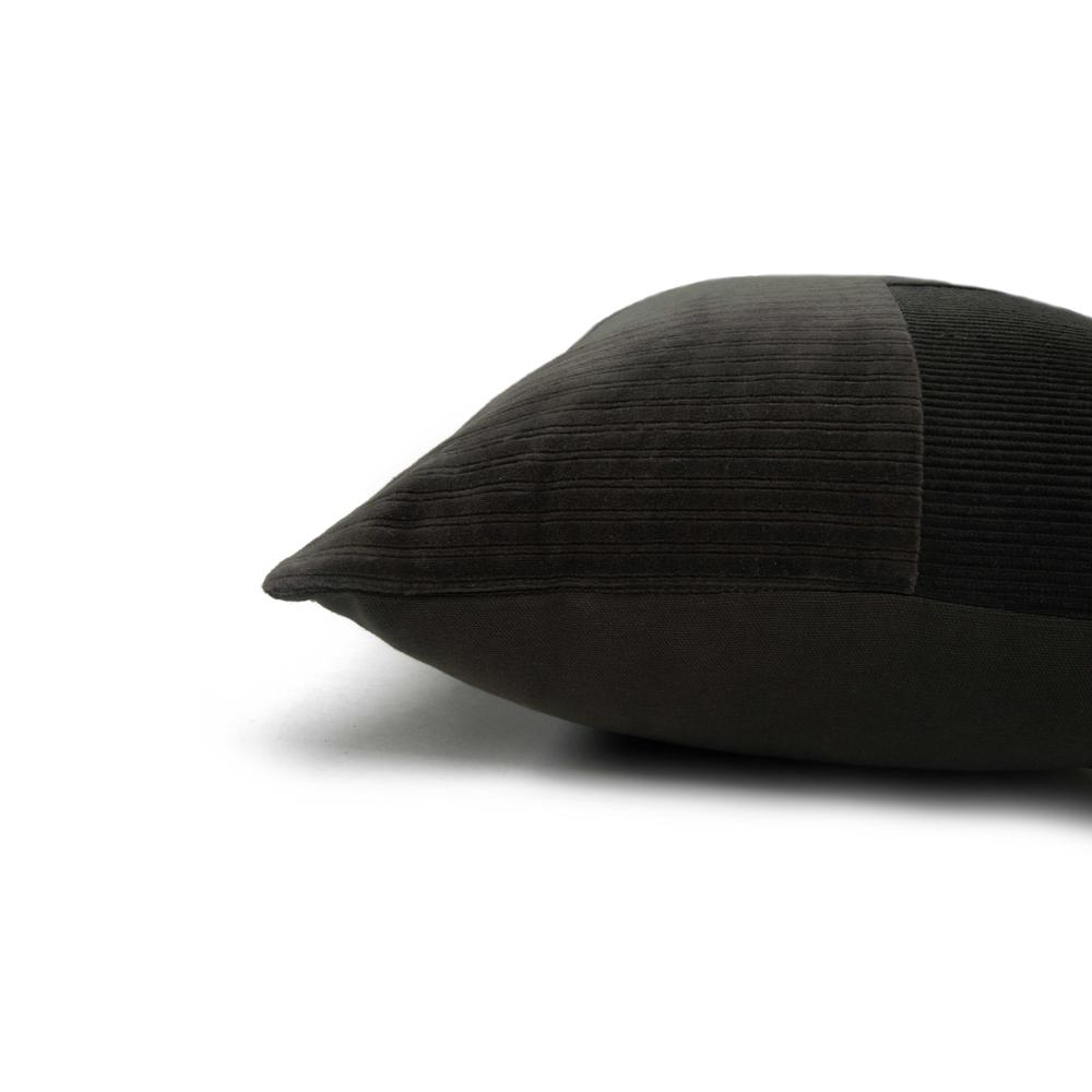 14" X 20" indoor pillow. Picture 4