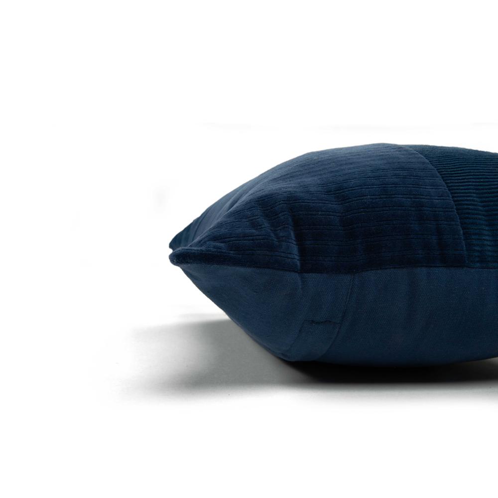 14" X 20" indoor pillow. Picture 4