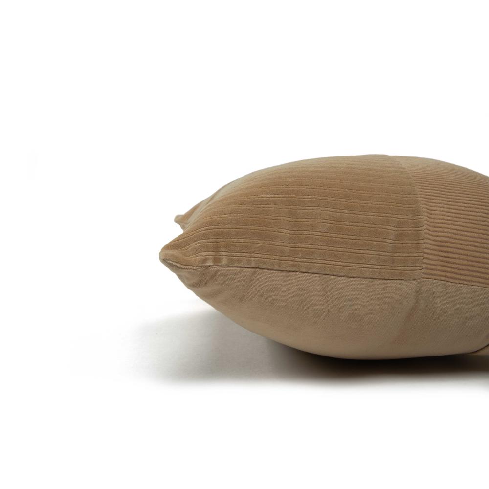 14" X 20" indoor pillow. Picture 4