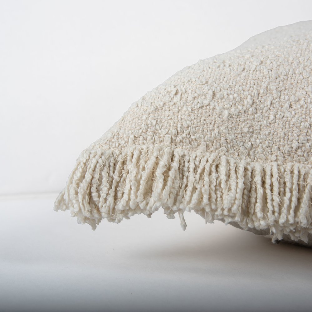 Transitional 20" x 20" Down Filled Pillow. Picture 4