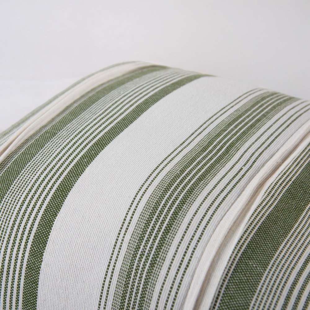Traditional 20" x 20" Down Filled Pillow. Picture 3