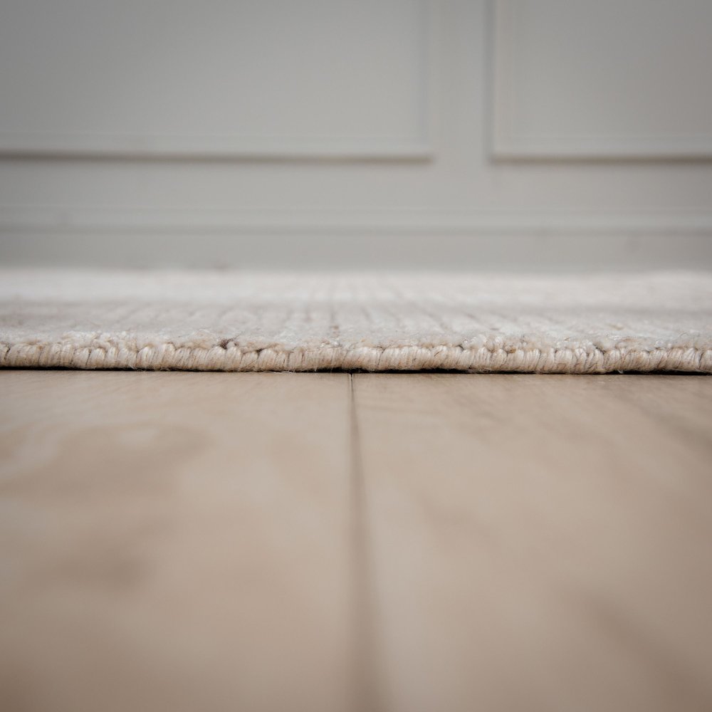 8'6" x 11'6" Cut High Low Pile Hand Loomed Rug. Picture 5