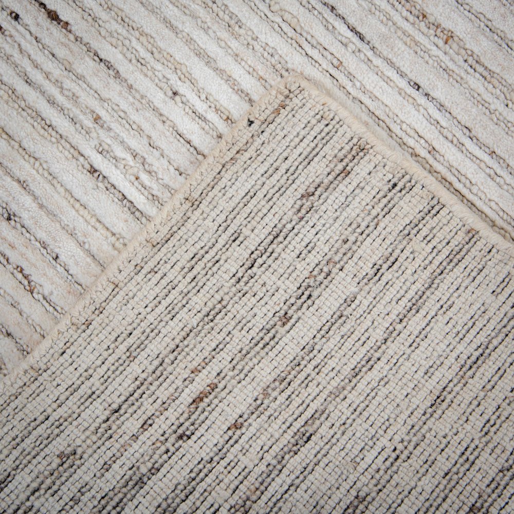 8'6" x 11'6" Cut High Low Pile Hand Loomed Rug. Picture 7