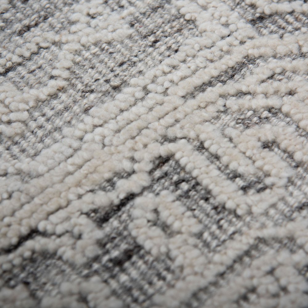 9' x 12' Cut Pile Hand Knotted Rug. Picture 3