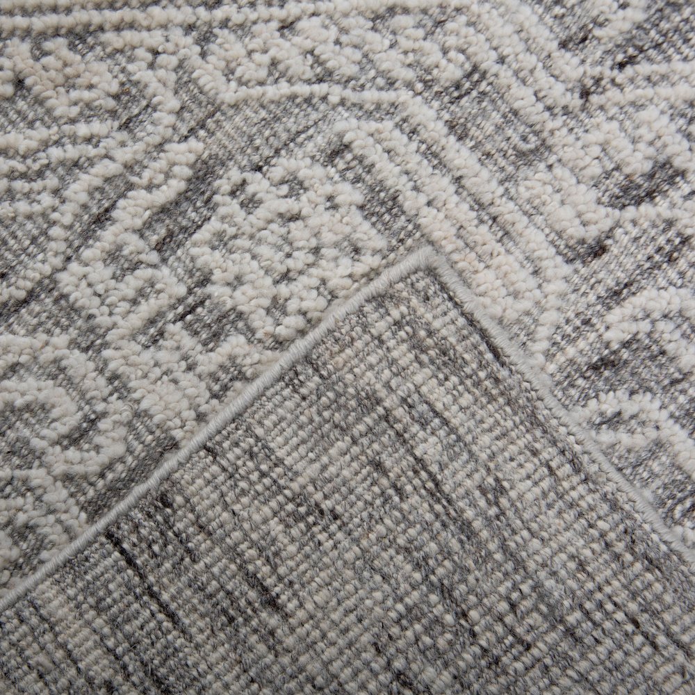 9' x 12' Cut Pile Hand Knotted Rug. Picture 6