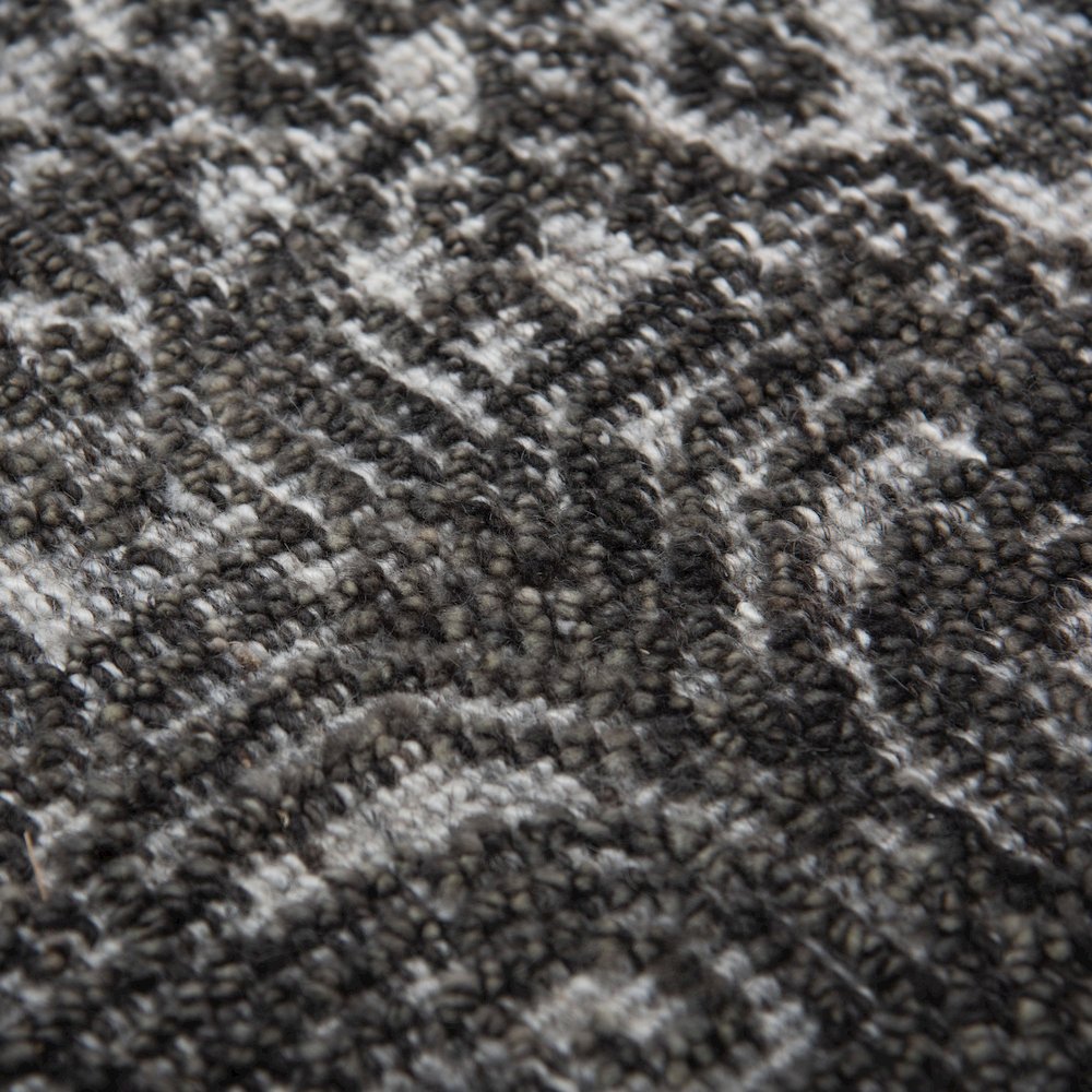 9' x 12' Cut Pile Hand Knotted Rug. Picture 3