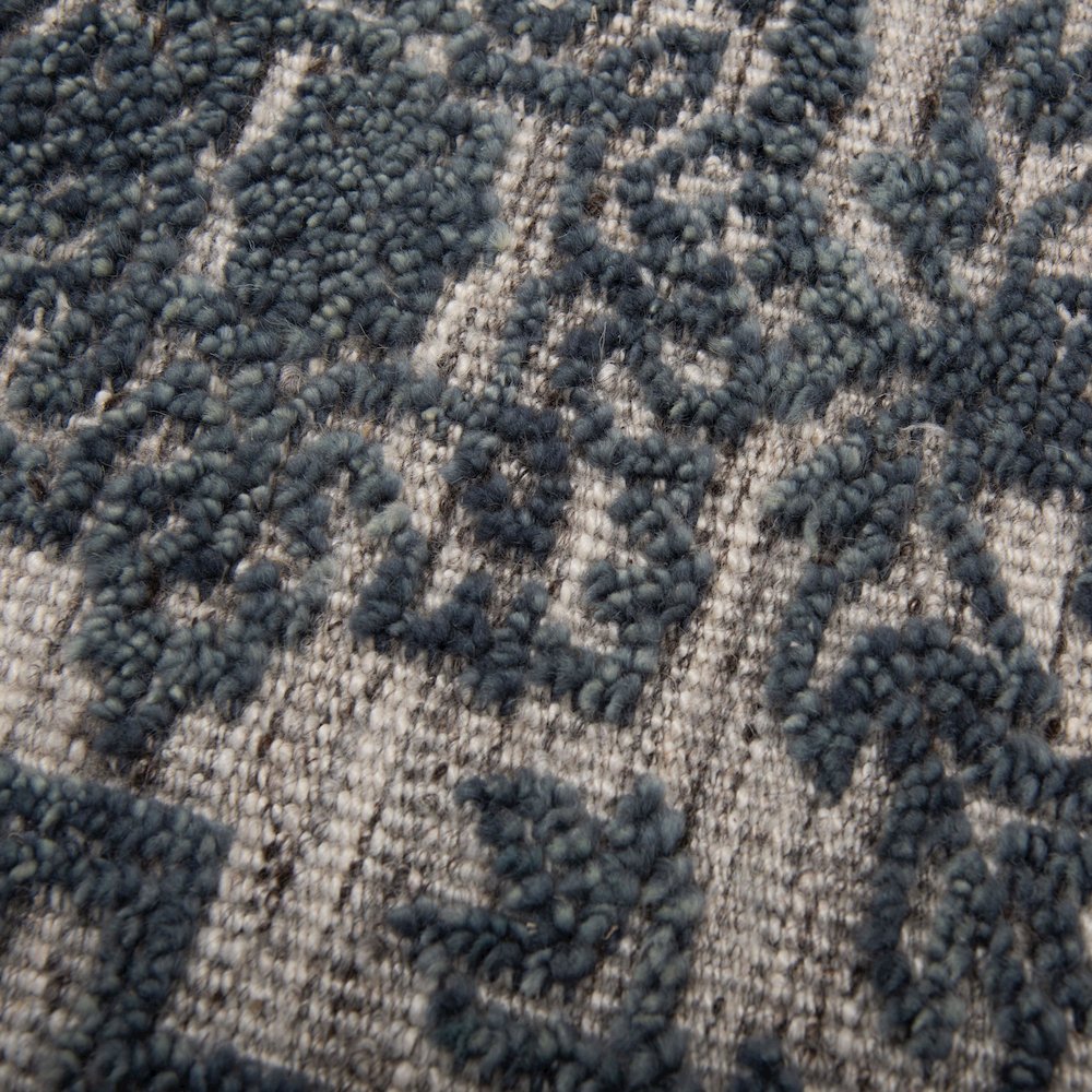 9' x 12' Cut Pile Hand Knotted Rug. Picture 5