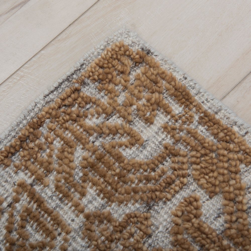9' x 12' Cut Pile Hand Knotted Rug. Picture 7