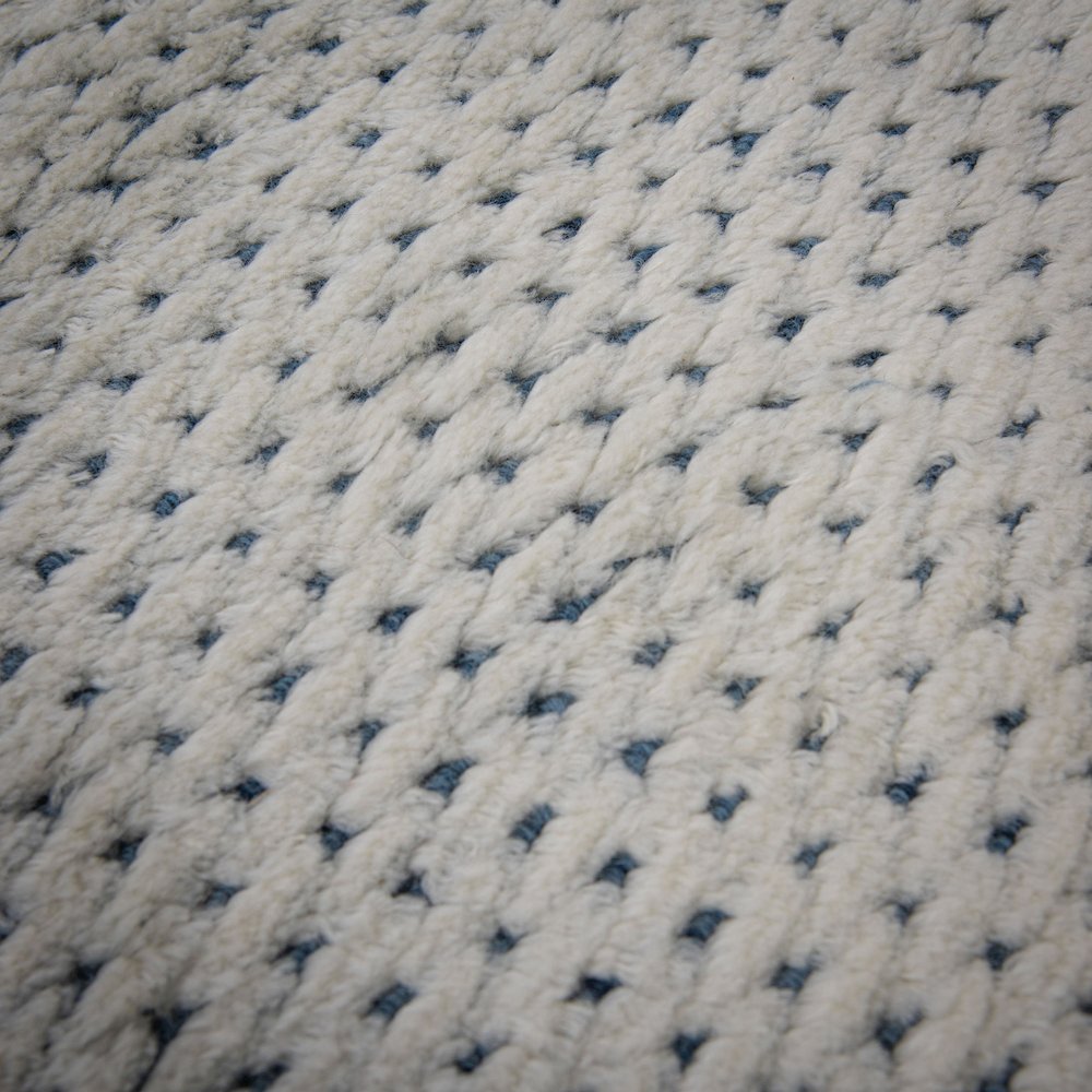 9' x 12' Cut Pile Hand Loomed Rug. Picture 4
