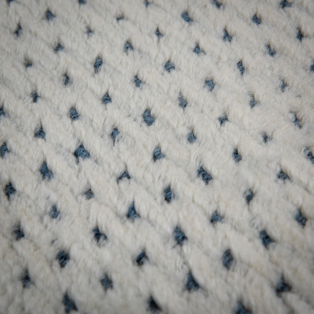 9' x 12' Cut Pile Hand Loomed Rug. Picture 6