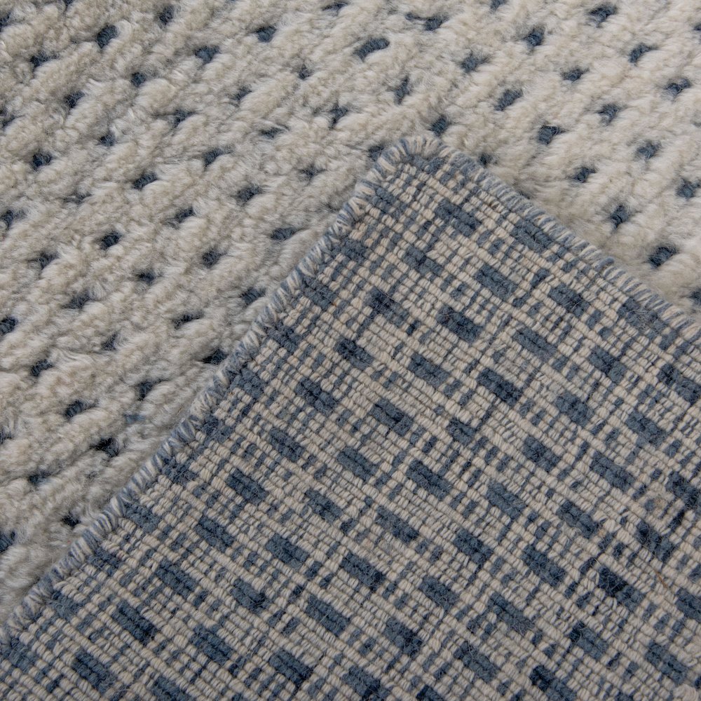 9' x 12' Cut Pile Hand Loomed Rug. Picture 7