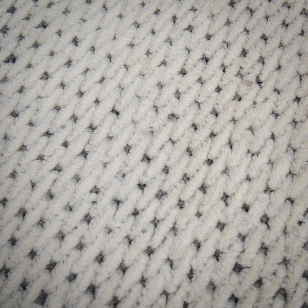 9' x 12' Cut Pile Hand Loomed Rug. Picture 3