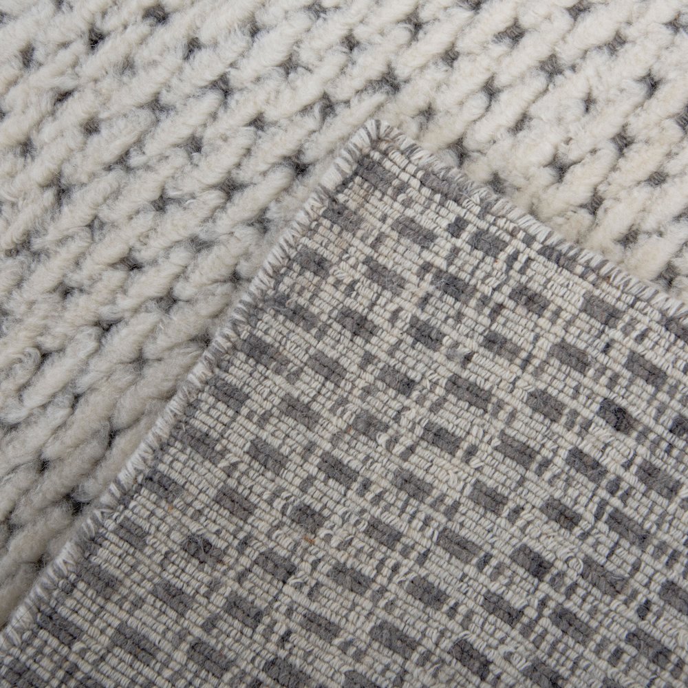 9' x 12' Cut Pile Hand Loomed Rug. Picture 6