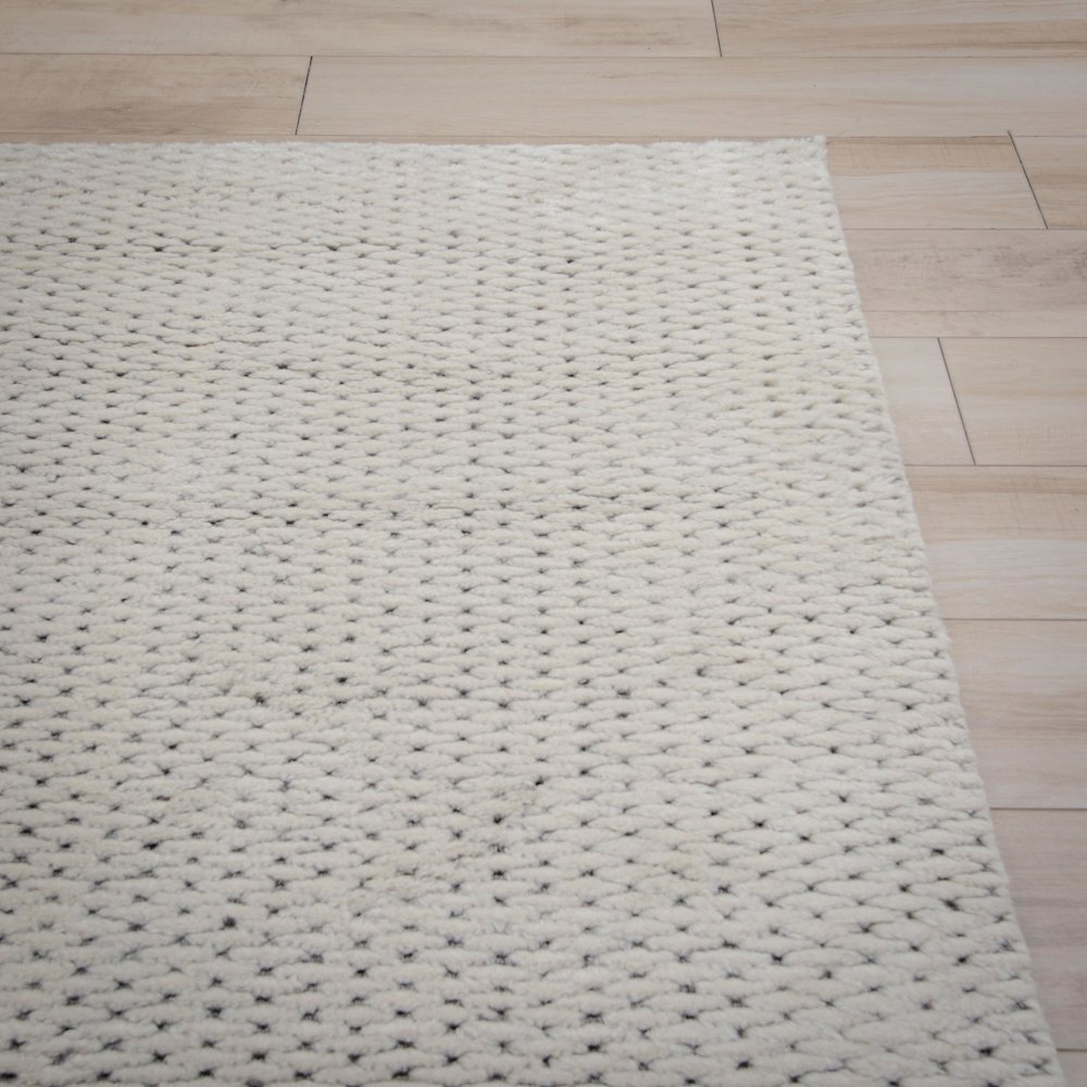 9' x 12' Cut Pile Hand Loomed Rug. Picture 7
