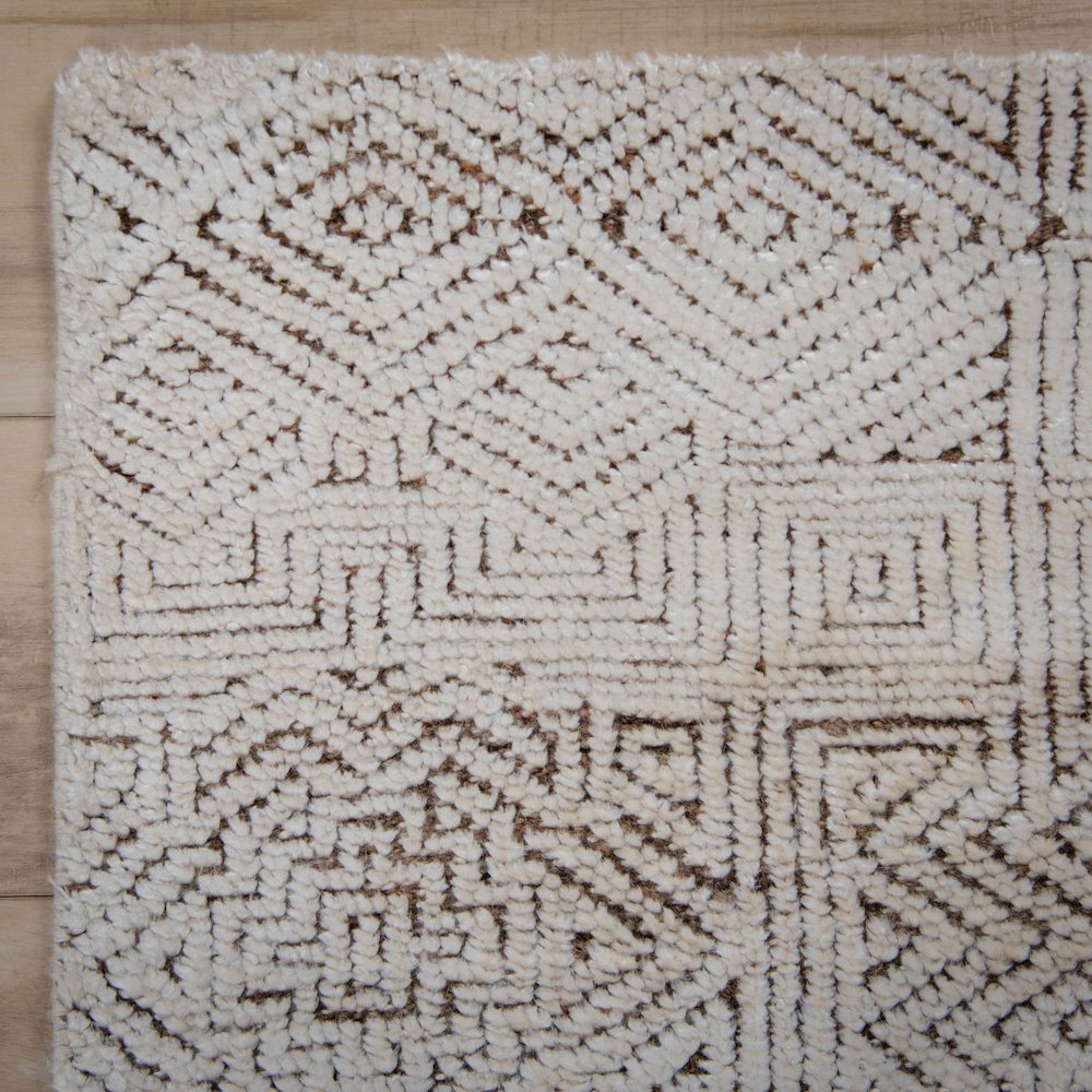 9' x 12' Cut Pile Hand Knotted Rug. Picture 3