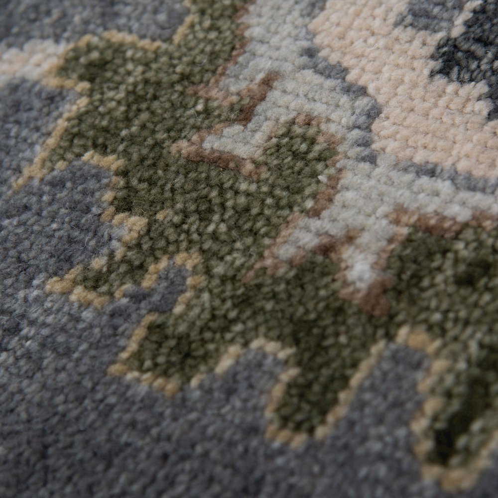 9' x 12' Cut Pile Hand Knotted Rug. Picture 6